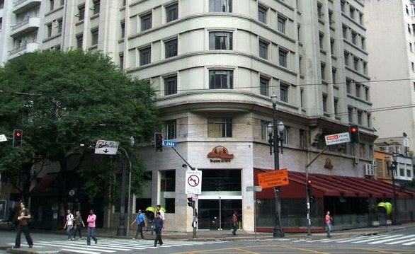 Fachada do Bar Brahma na esquina de Ipiranga e São João